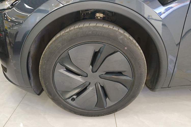 Used Tesla Model Y 2025 Long-Range All-Wheel-Drive Version Left Front Wheel Hub