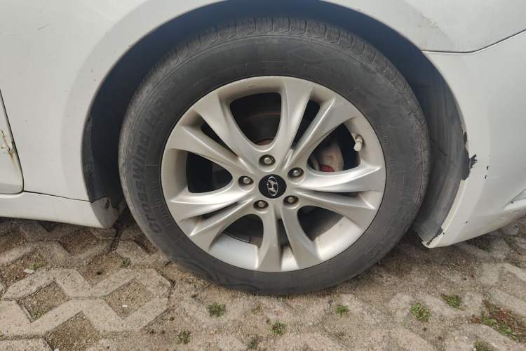 Used Hyundai Sonata 2011 2.0L Automatic Luxury Edition Right Front Wheel Hub