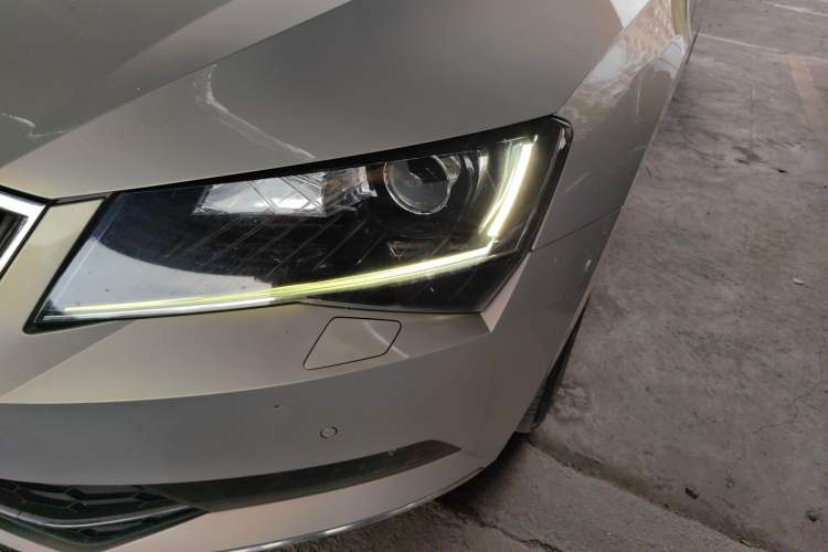 Used Skoda Superb 2018 TSI330 DSG Luxury Edition China VI Standard Left Front Headlight