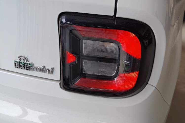 Used Geely Galaxy Panda 2024 Panda Mini 200km Endurance Bear Right Rear Taillight
