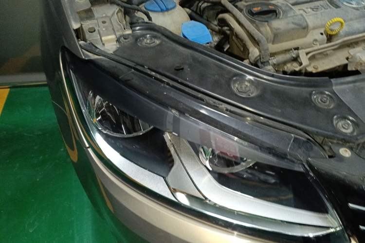 Used Volkswagen Touran 2015 1.4T DSG Comfort Edition 5 Seats Right Front Headlight