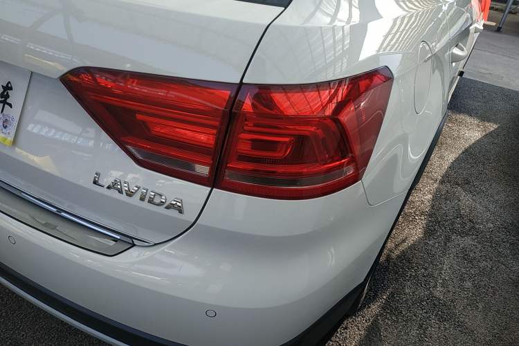 Used Volkswagen Cross Lavida 2014 1.6L Automatic