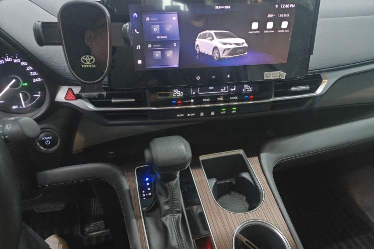 Used Toyota Granvia 2024 2.5L Hybrid Comfort Edition
