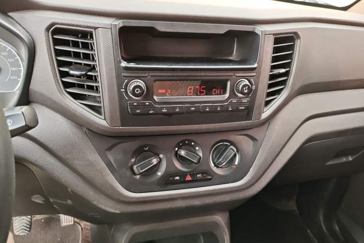 Used Wuling Hongguang V 2021 1.5L Jingqu Edition Enclosed-Window Vehicle LAR Audio And AC Panel