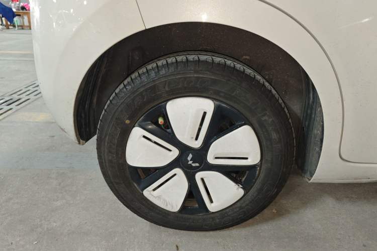 Used Wuling Hongguang MINIEV 2025 Four-Door Version Advanced Edition Right Rear Wheel Hub