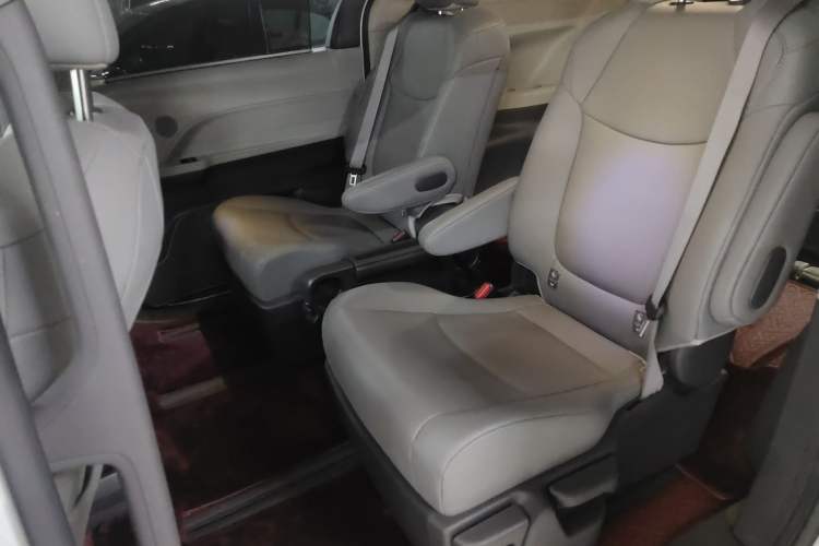 Used Toyota Sienna 2021 2.5L Hybrid Luxury Edition