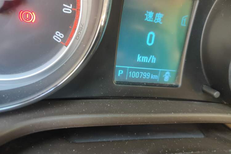 Used Buick Regal 2014 2.0L Leading Fashion Edition Odometer Close Up