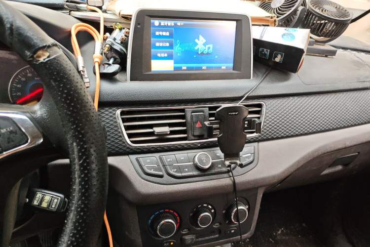 Used Dongfeng Fengon 330 2019 1.5L 330S Manual Luxury Van China VI Standard Audio And AC Panel