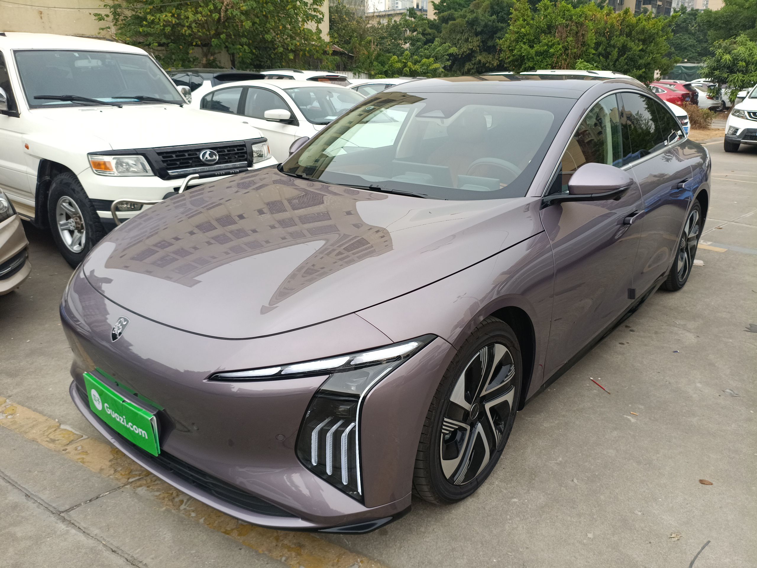 Под передней частью автомобиля