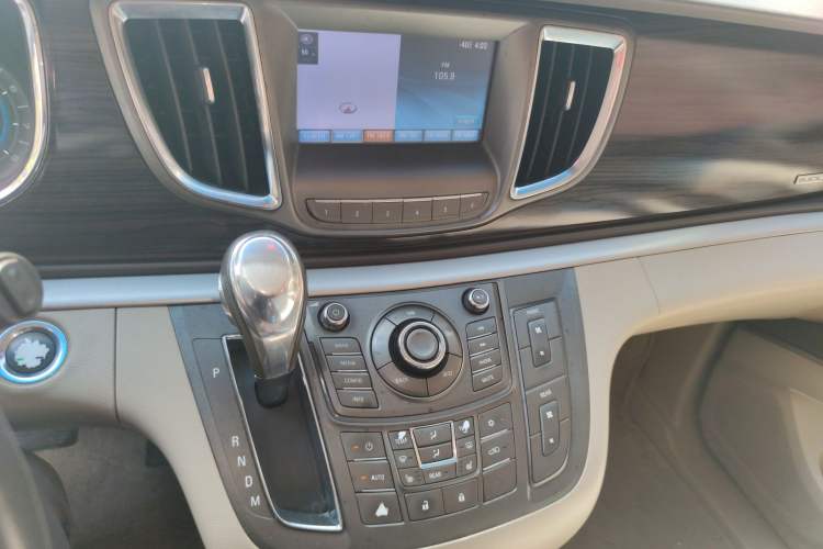 Used Buick GL8 2011 3.0L GT Luxury Business Haoya Edition Audio And AC Panel