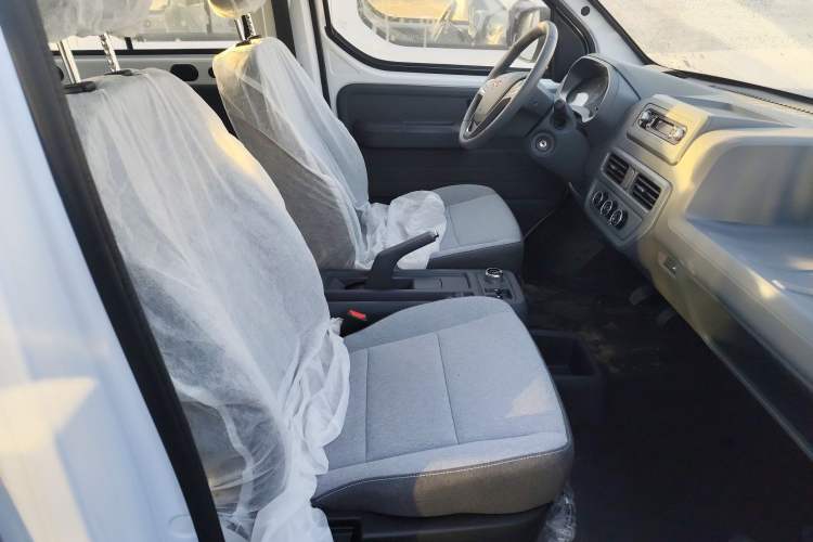 Used Wuling Yangguang 2024 300KM Comfort Version Passenger Van 75kW