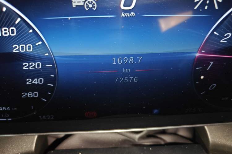 Used Mercedes-Benz GLC 2023 GLC 260 L 4MATIC Luxury Model 5 Seats Odometer Close Up