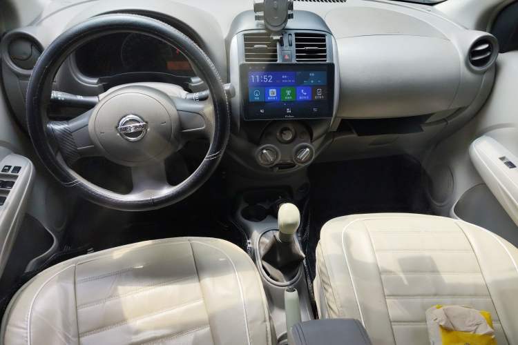 Used Nissan Sunny 2011 1.5XE Manual Comfort Edition Center Console