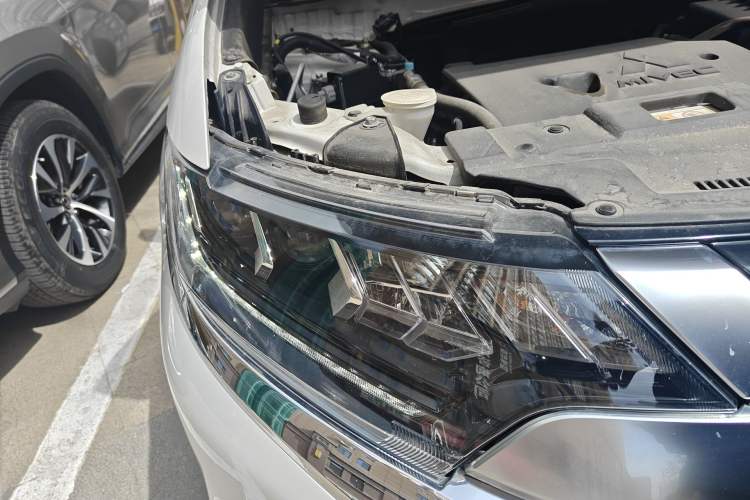 Used Mitsubishi Outlander 2019 2.4L 4x4 Zhi Xiang Edition 5 Seats China V Emission Standard
