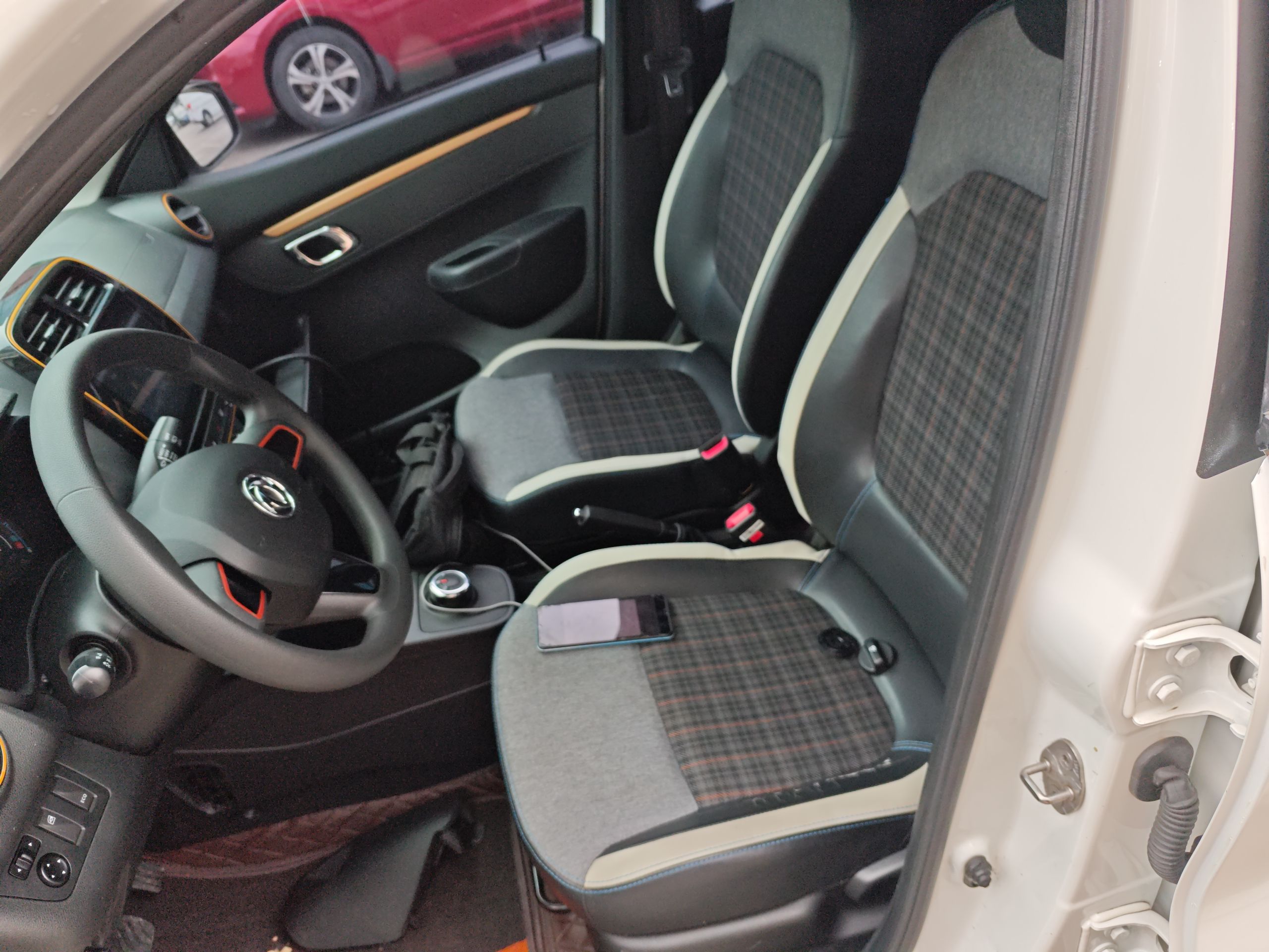 Переднее сиденье в автомобиле