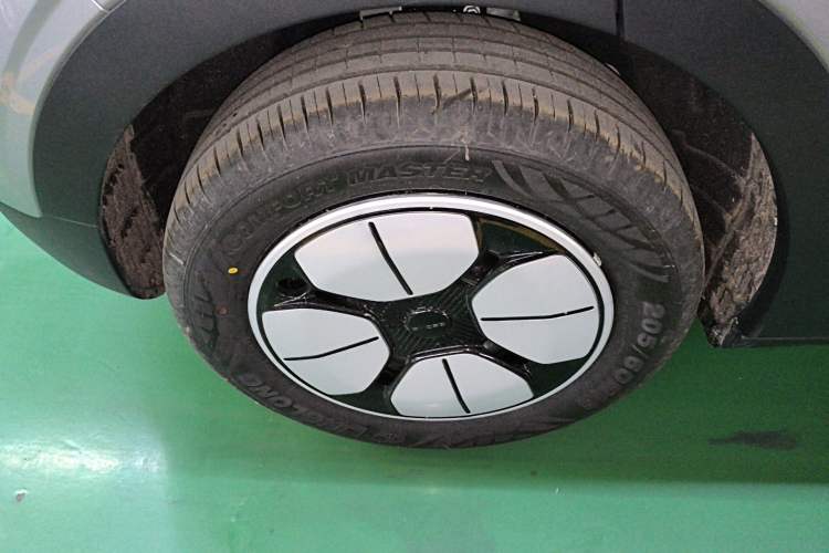 Used Geely Galaxy Geome 2026 Model 310km Youth Edition Right Rear Wheel Hub