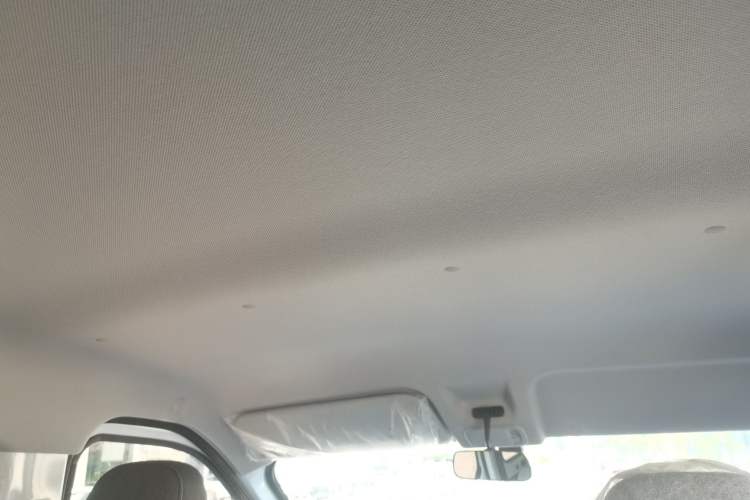 Used Wuling Yangguang 2024 300KM Comfort Version Passenger Van 75kW