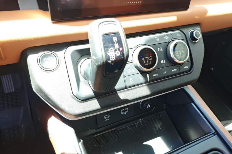 Used Land Rover Defender 2023 Revised Version 90 3.0T P400 Dark Edition Gear Lever