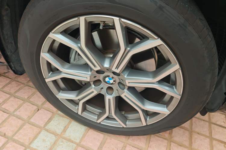 Used BMW X7 2023 xDrive40i Luxury Package with Leading Features Right Front Wheel Hub