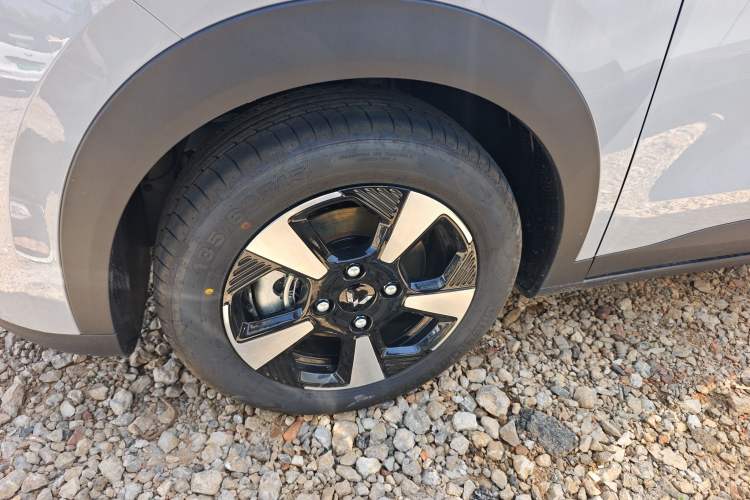 Used Wuling Bingo PLUS 2024 510 km Range 5-Seater Version Left Front Wheel Hub