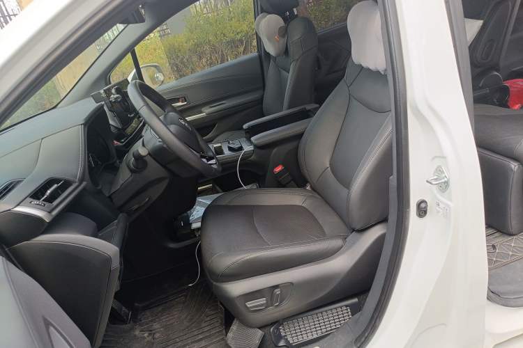 Used Toyota SIENNA 2024 2.5L Hybrid Luxury Edition Left Front Seat