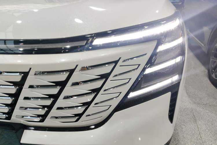 Used CHANGAN CS75 PLUS 2025 Model, 4th Generation 1.5T New Blue Whale Smart Excellence Version Left Front Headlight