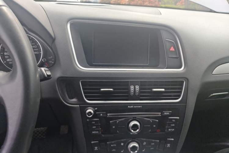 Used Audi Q5 2017 Plus 40 TFSI Ambition Model Audio And AC Panel