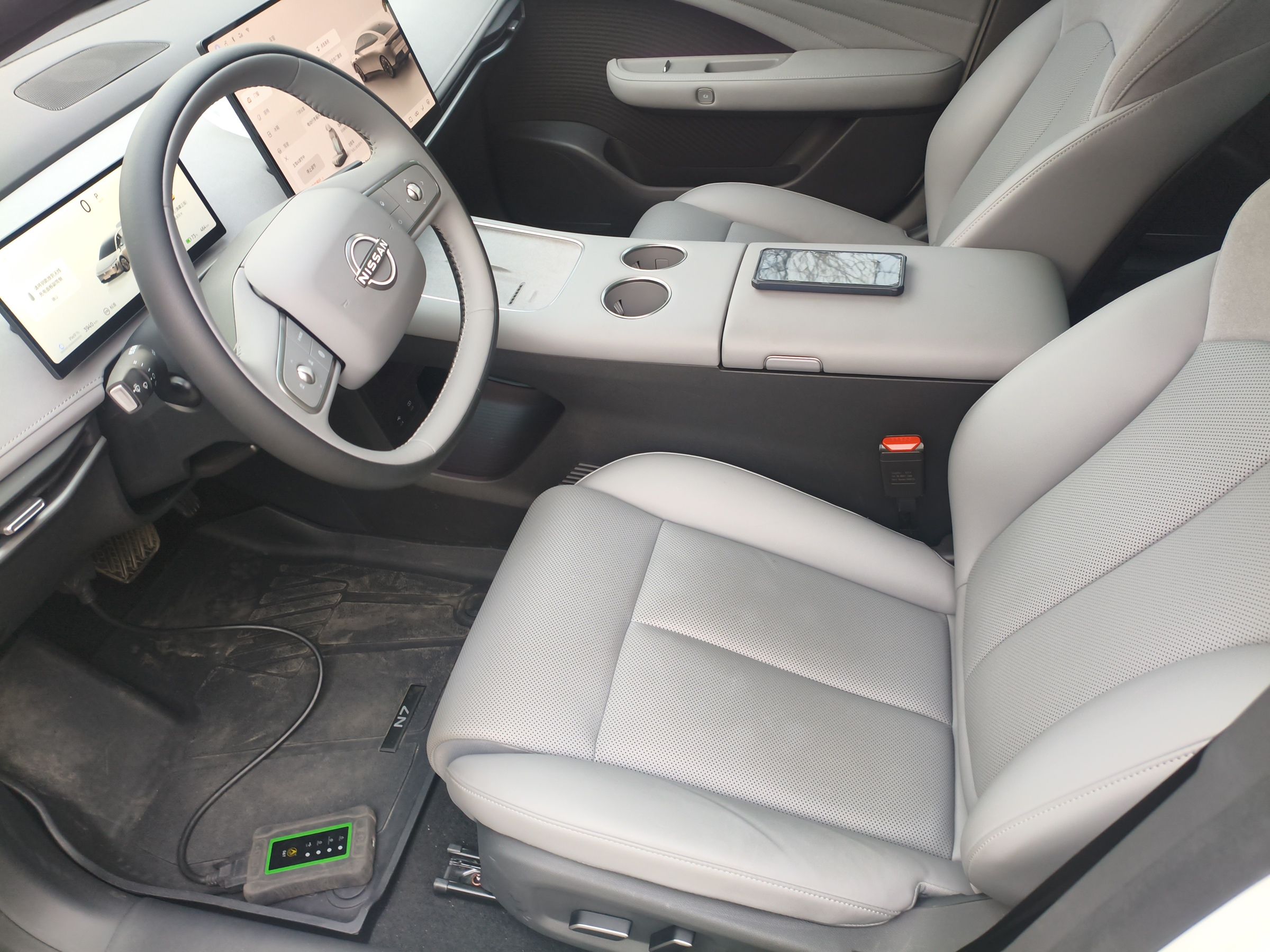 المقاعد الأمامية داخل السيارة