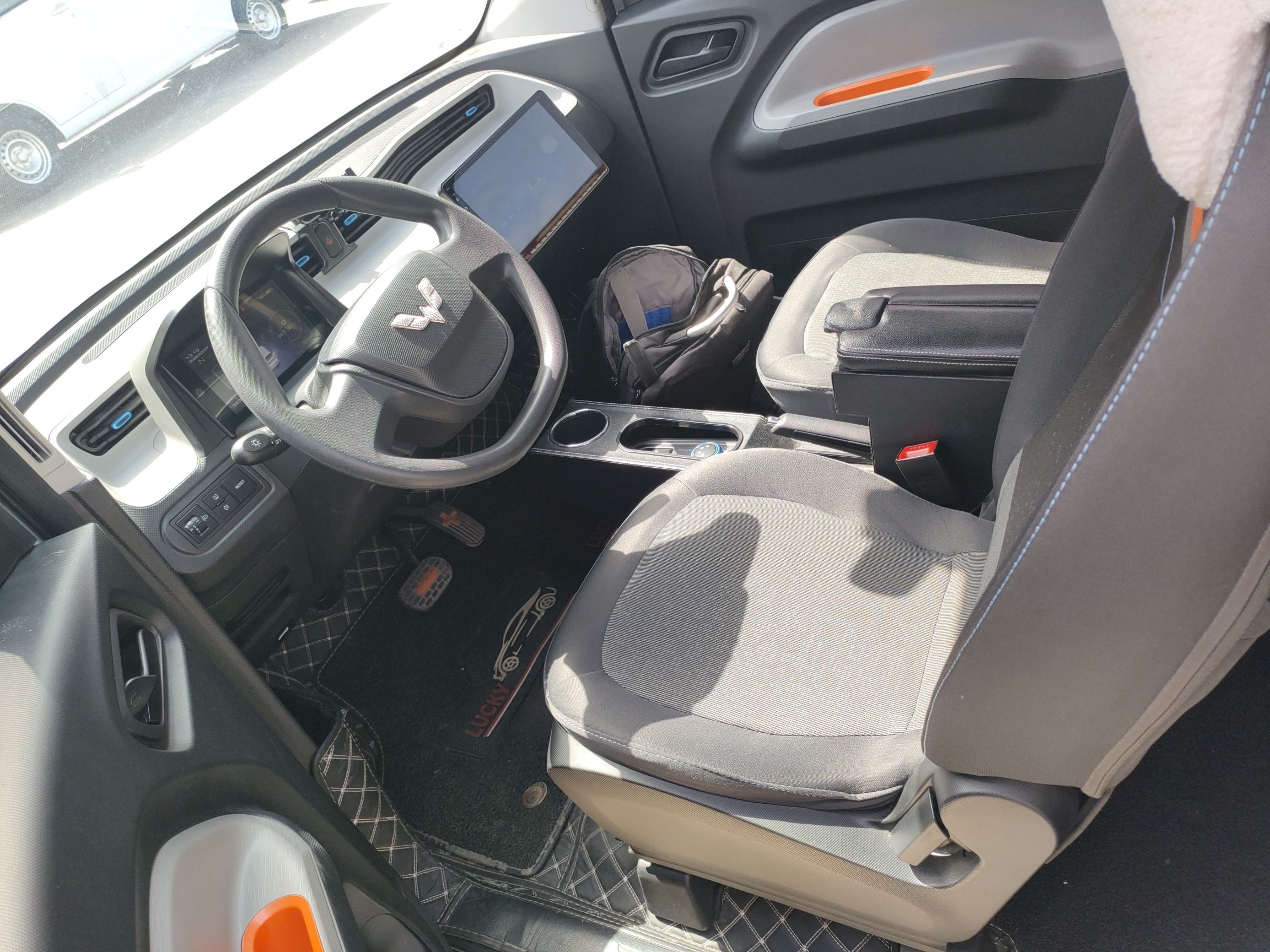 المقاعد الأمامية داخل السيارة