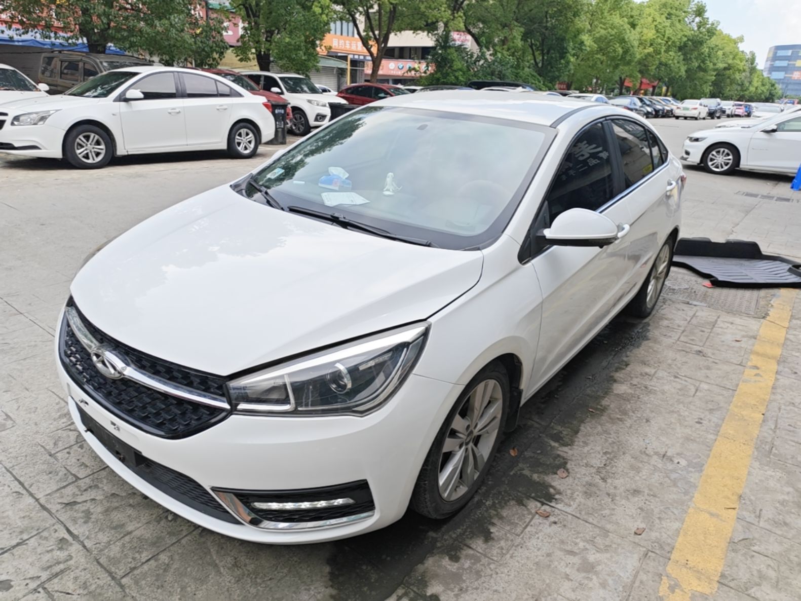 Под передней частью автомобиля