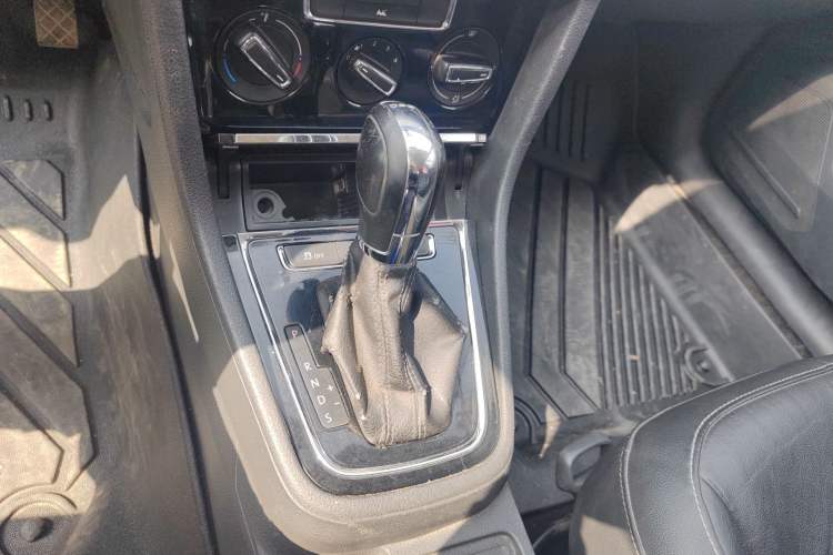 Used Volkswagen Bora 2013 1.6L Automatic Comfort Model Gear Lever