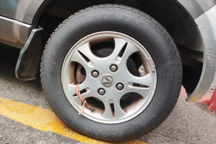 Used BAIC Weiwang 306 2013 1.2L Value Edition Comfort Type 7 Seats A12 China IV Emission Standard Right Front Wheel Hub