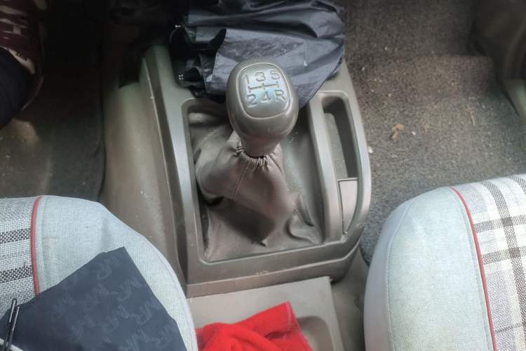 Used JMC Baodian 2016 2.8T New Value-Added Diesel Two-Wheel Drive Standard Version Long Wheelbase – JX493ZLQ4G Gear Lever