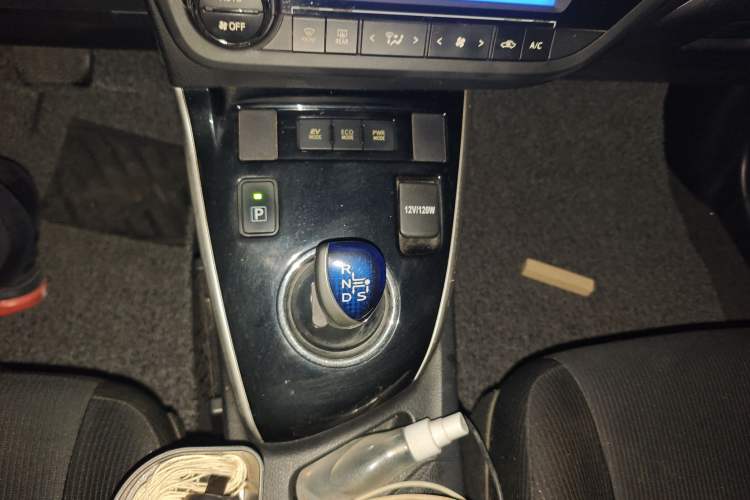 Used Toyota Levin 2016 Dual-Engine 1.8H GS E-CVT Elite Model with Sunroof Gear Lever