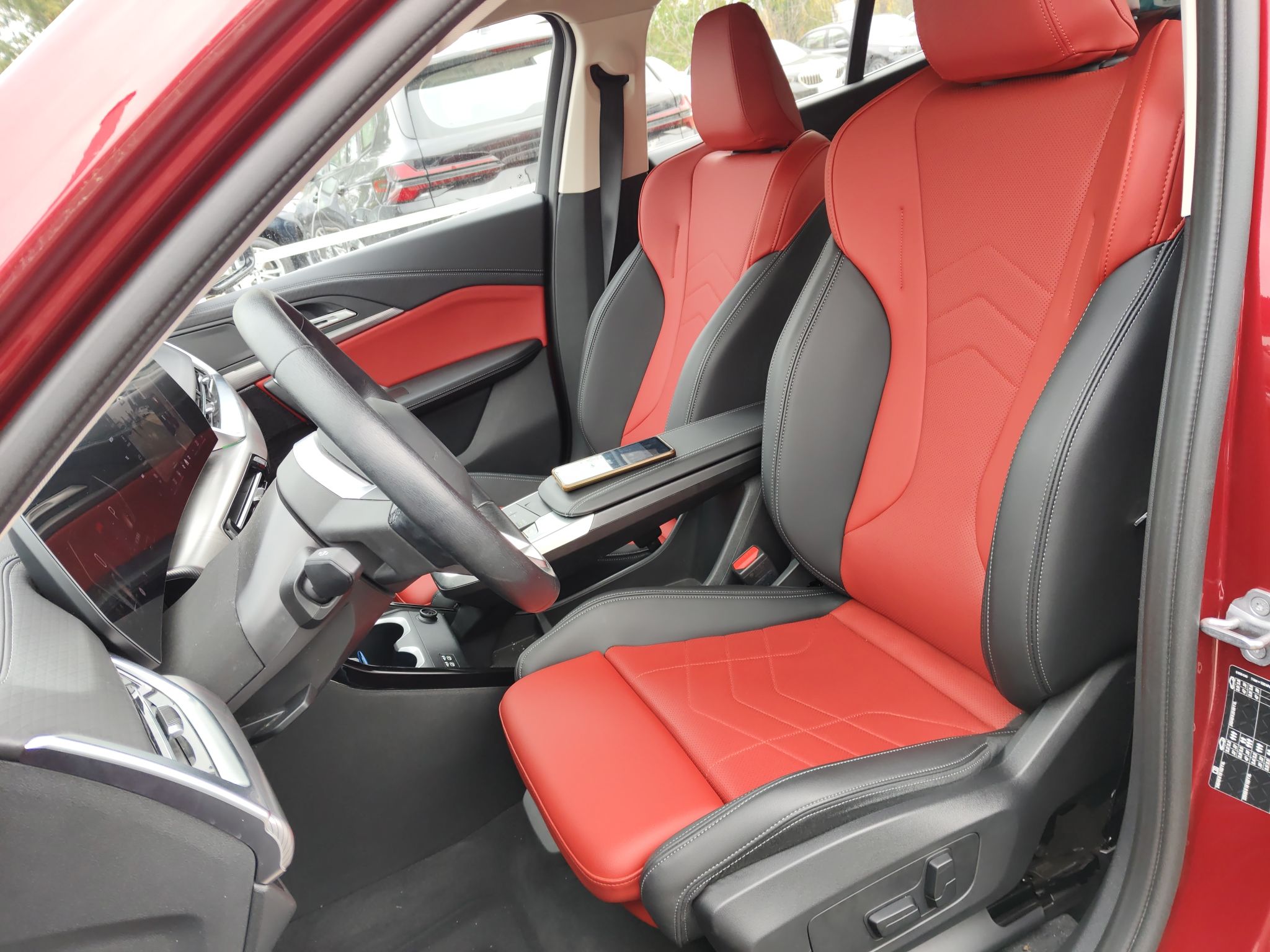 المقاعد الأمامية داخل السيارة