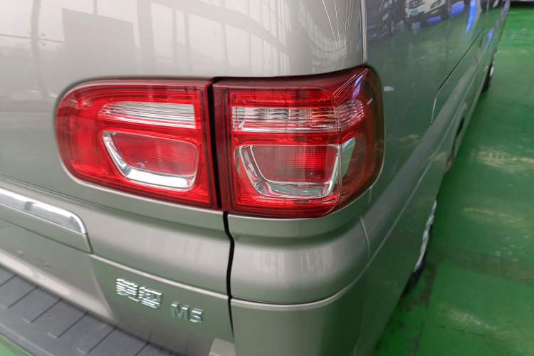 Used FORTHING Lingzhi 2023 M5L 1.6L Base Model 7 Seats
