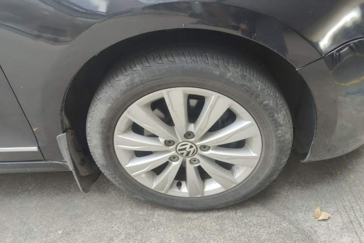 Used Volkswagen Sagitar 2012 1.4TSI Automatic Luxury Edition Right Front Wheel Hub