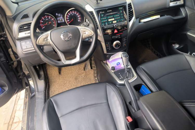 Used SsangYong Tivolan 2015 1.6L Automatic Two-Wheel Drive Zhi Chun Edition Center Console