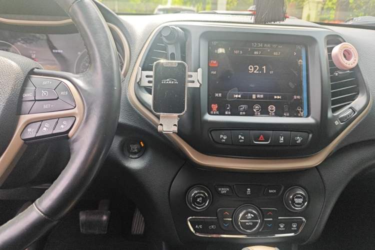 Used Jeep Cherokee 2014 2.4L Luxury Edition Audio And AC Panel