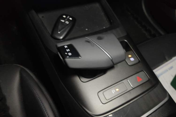 Used CHANGAN Eado 2025 Blue Whale 1.5T 500Bar Prestige Model Gear Lever