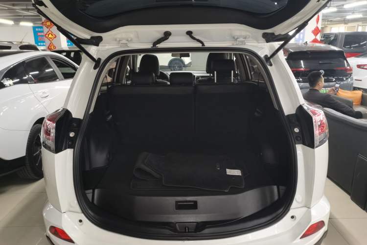 Used Toyota RAV4 2016 2.0L CVT Two-Wheel Drive Fashion Edition China V Standard Trunk
