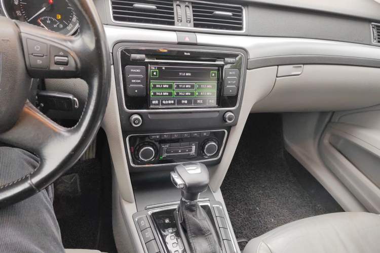 Used Skoda Superb 2009 1.8TSI Automatic Prestige Edition Audio And AC Panel