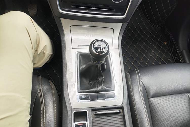 Used Roewe RX5 2016 20T Two-Wheel Drive Manual Flagship Edition
