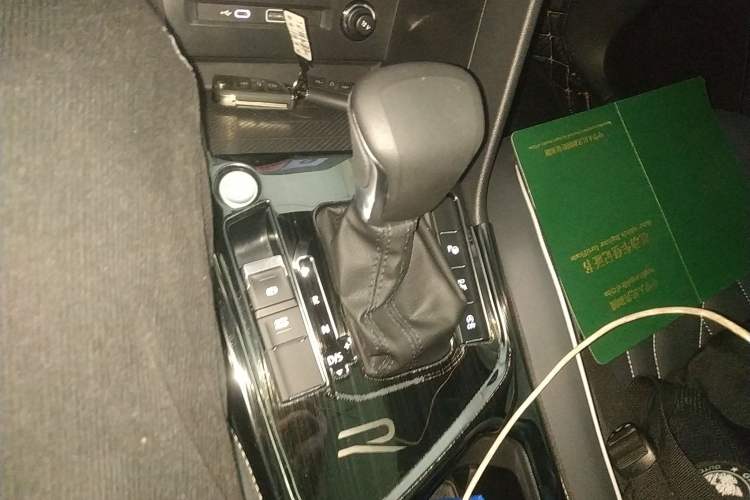 Used Volkswagen Tiguan L 2023 Restyled 330TSI Automatic Two-Wheel Drive R-Line Enhanced Comfort Version Gear Lever