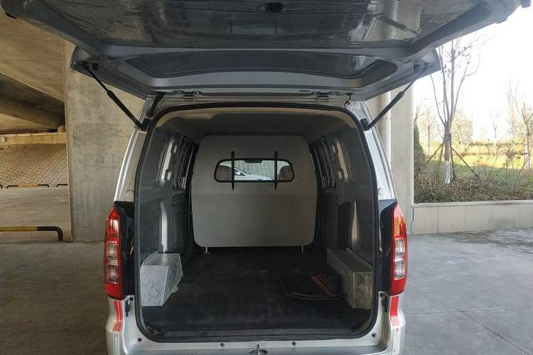 Used Wuling Hongguang V 2022 1.5L Jingqu Edition Enclosed-Window Vehicle with Hydraulic Power Steering LAR
