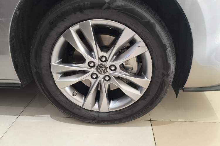 Used Toyota SIENNA 2021 2.5L Hybrid Platinum Edition Right Front Wheel Hub