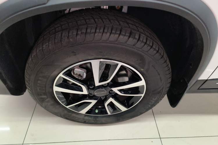 Used FORTHING T5 2024 Grand Edition 1.6L Manual Dream-Chasing Version 5 Seats Left Front Wheel Hub