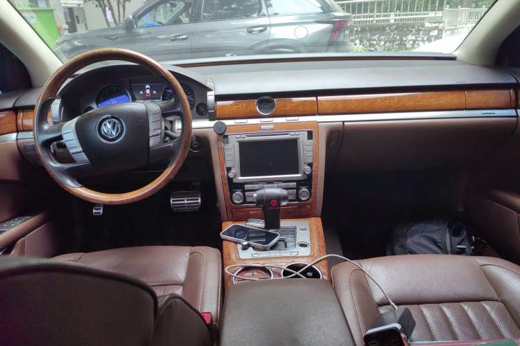 Used Volkswagen Phaeton 2011 3.6L V6 5-Seater Extended Business Edition Center Console