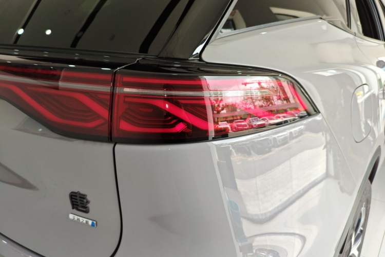 Used BYD Tang New Energy 2025 Intelligent Driving Version DM-i 115KM Flagship Edition Right Rear Taillight