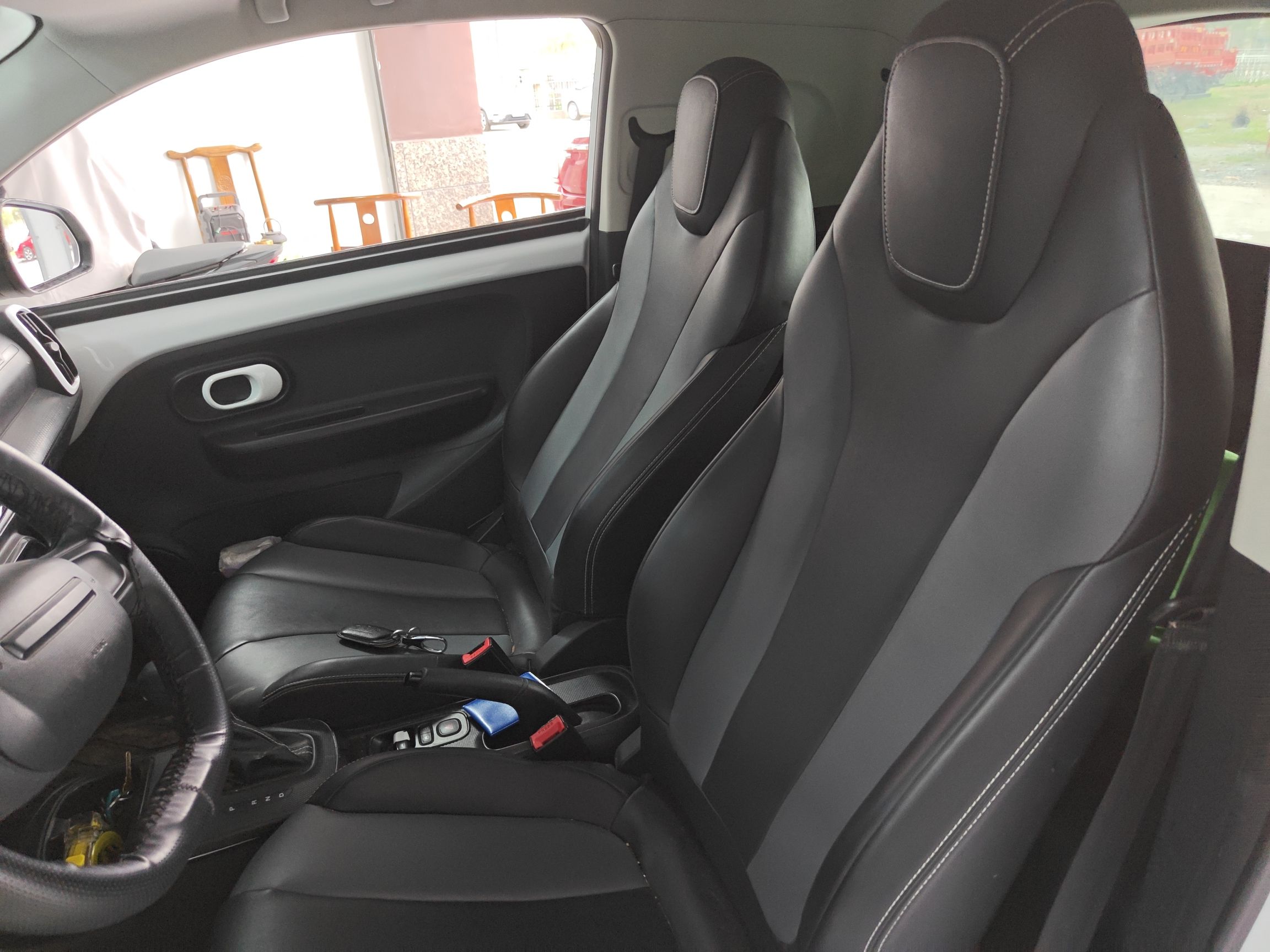 المقاعد الأمامية داخل السيارة